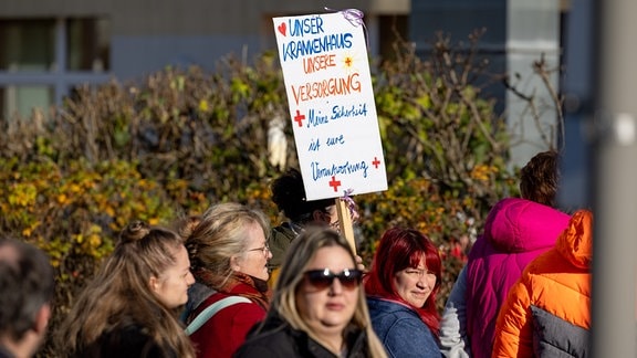 Hunderte demonstrierten in Neuhaus am Rennweg gegen die Schließung des Krankenhauses.