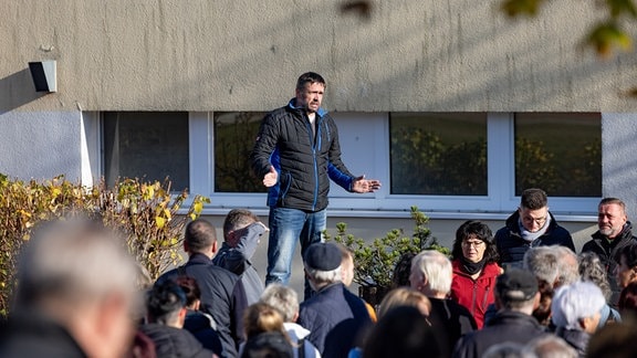 Hunderte demonstrierten in Neuhaus am Rennweg gegen die Schließung des Krankenhauses.