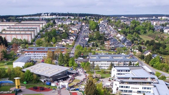 Ein Blick über Neuhaus am Rennweg im Mai 2016. Eine Menschenmenge versammelt sich für den Rennsteiglauf.