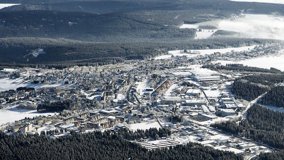Luftbild von einer Stadt bei Schnee