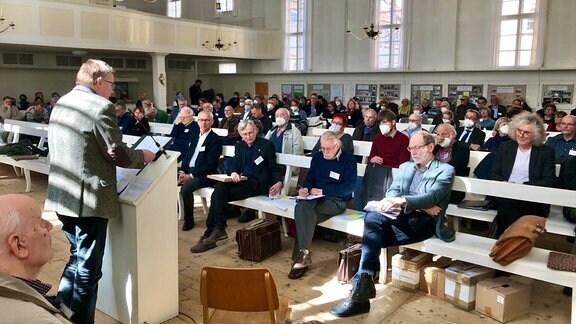 Versammlung des Thüringer Evangelischen Pfarrvereins. Ein Mann spricht am Podium.