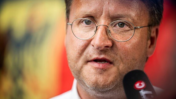 Die Stichwahl zum neuen Landrat des Landkreises Sonneberg am 25. Juni 2023 in Sonneberg Thüringen. AfD-Landratskandidat, Robert Sesselmann, gibt auf der AfD-Wahlparty in der Frankenbaude Interviews.