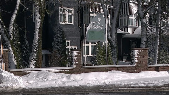 Schnee liegt vor dem Hotel Schieferhof in Neuhaus am Rennweg.