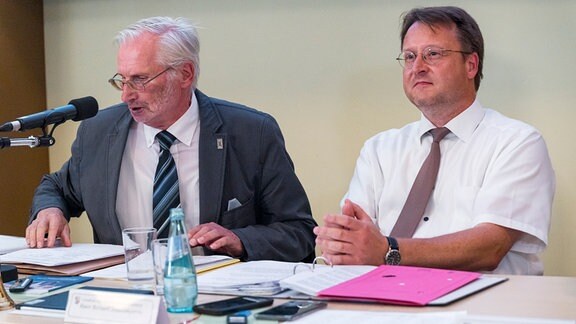 Robert Sesselmann (r, AfD) sitzt während der Eröffnung der Kreistagssitzung neben Kreistagsvorsitzender Wilfried Luther.