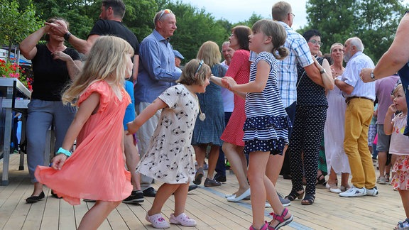 Mehrere Kinder tanzen.