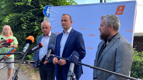 Drei Männer stehen vor einer Leinwand mit CDU-Aufschrift (v.l.n.r.) Jürgen Köpper, Christian Herrgott, Generalsekretär der CDU Thüringen,  
