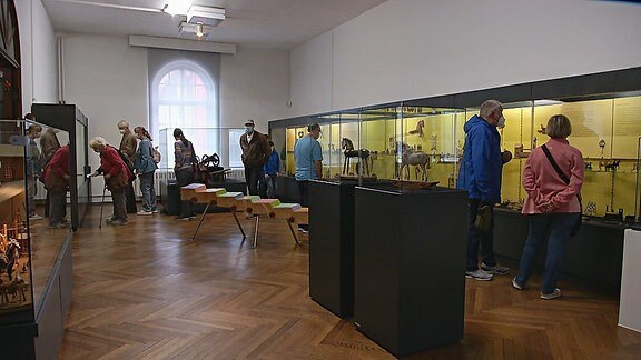 Mehrere Menschen ins einem Museumsraum