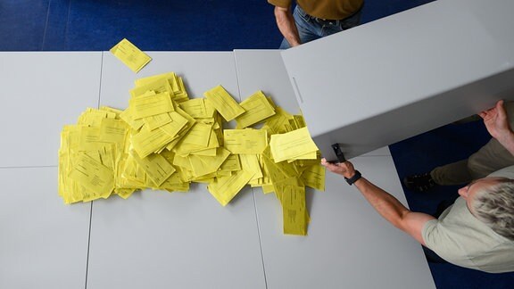  Stimmzettelumschläge für die Briefwahl zum zweiten Wahlgang für die Oberbürgermeisterwahl werden zur Prüfung der Gültigkeit im Briefwahlzentrum im Beruflichen Schulzentrum für Elektrotechnik aus einer Wahlurne geschüttet.
