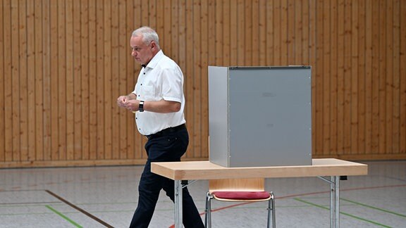 Jürgen Köpper (CDU) wählt im Wahllokal in der Meng-Hämm-Arena für die Stichwahl des Landrats im Landkreis Sonneberg. Der AfD-Landtagsabgeordnete Robert Sesselmann tritt in der Stichwahl gegen Jürgen Köpper (CDU) an.
