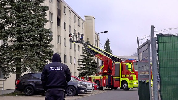 Feuerwehrwagen mit Leiter steht vor der Erstaufnahmeeinrichtung Suhl 