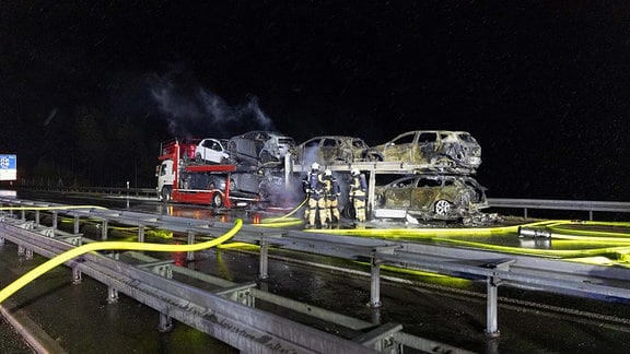 Ein Autotransporter ist in Brand geraten