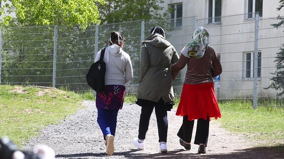 Drei Frauen gehen spazieren.