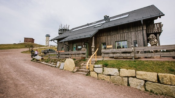 Der Aussichtsturm auf dem Schneekopf mit Fernmeldeturm und die Neue Gehlberger Hütte.