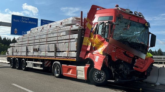 "Ein beladener Lkw in einer Leitplanke.