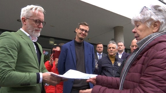 Mitglieder des Suhler Stadtrats übergeben Staatskanzleichef Benjamin-Immanuel Hoff Rechnung für Sicherheitsdienst der Erstaufnahmeeinrichtung