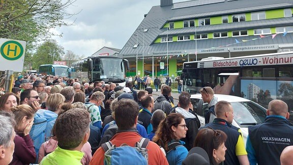 Großes Gedränge herrschte Samstagnachmittag nach den Läufen an der Haltestelle der Shuttlebusse in Schmiedefeld am Rennsteig. 