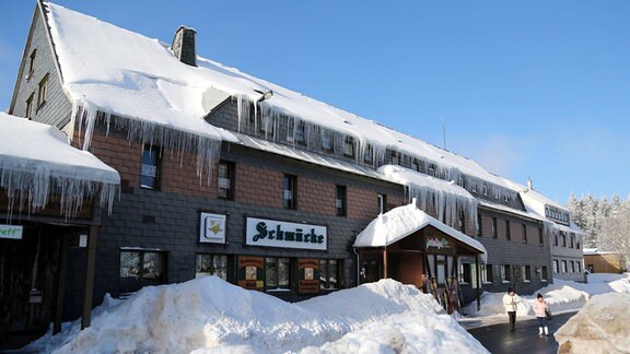 Vor dem Hotel Schmücke in Suhl Gehlberg liegen Schneehaufen.