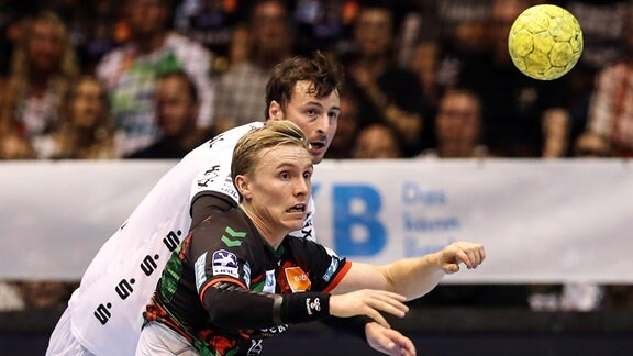 Gisli Kristjansson (SC Magdeburg,10) gegen Domagoj Duvnjak (THW Kiel)