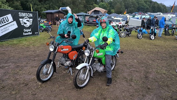 Zwei Männer auf Mopeds