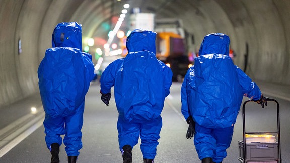 Im Tunnel Berg Bock auf der A71 bei Suhl fand eine große Gefahrgutübung statt. Mehrere Trupps in schweren Chemikalien-Schutzanzügen waren im Einsatz. Etwa 300 Einsatzkräfte von Feuerwehr, THW und ASB waren beteiligt. 