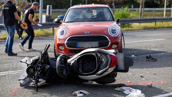 Ein Fahrer eines Motorrollers starb bei einem Unfall in Suhl-Friedberg.