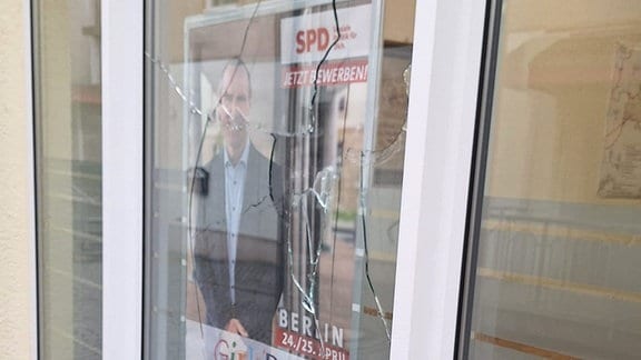 Mit Steinschlag beschädigte Scheibe des Wahlbüros von Frank Ullrich