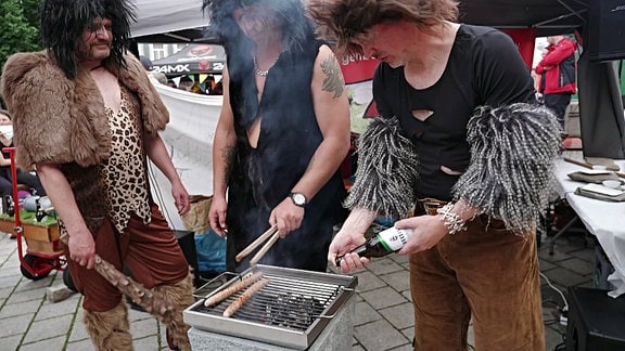  Das Team "Die naiven nachhaltigen Neanderthaler" beim Grill-Wettbewerb