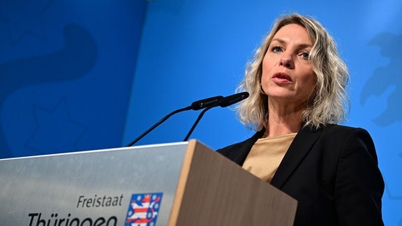 Susanna Karawanskij (Die Linke), Ministerin für Infrastruktur und Landwirtschaft von Thüringen an einem Redepult