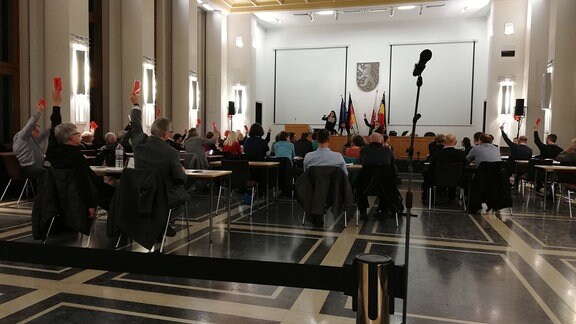 Die Mitglieder des Weimarer Stadtrates im Plenarsaal bei der Abstimmung