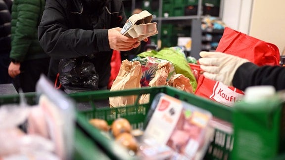 Bei der Tafel e.V. findet eine Lebensmittelausgabe statt.