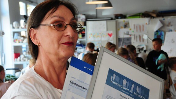 Regina Trutzl aus Sonneberg bekommt den Preis "Thüringerin des Monats" verliehen.