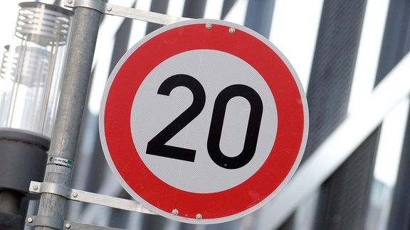 Ein Straßenschild mit dem Hinweis Tempo 20.