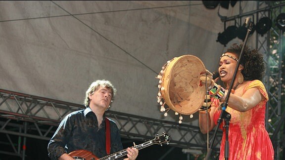 Abends auf der großen Bühne im Heinepark zwei Stars der Weltmusik: der US-amerikanische Banjo-Virtuose Bela Fleck und Vokal-Diva Oumou Sangaré aus Mali in Westafrika.