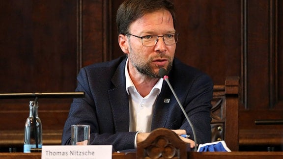Thomas Nitzsche, Oberbürgermeister Jena, redet 2020 auf einer Pressekonferenz