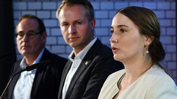 Tilo Kummer (l-r, BSW), Andreas Bühl (CDU), und Katharina Schenk (SPD) stehen nebeneinander während einer Pressekonferenz zu den Ergebnissen der Sondierungsgespräche zwischen CDU, BSW und SPD in der Erfurter Zentralheize. 