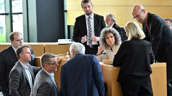 Menschen sprechen miteinander im Plenarsaal des Thüringer Landtags
