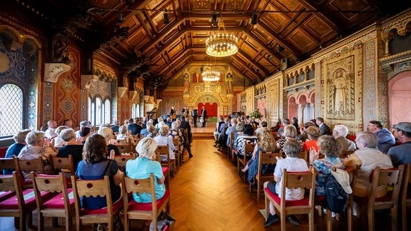 Verleihung der "Thüringer Rose" an Ehrenamtler aus dem ganzen Land. Auf der Wartburg, durch Sozialministerin Heike Werner.