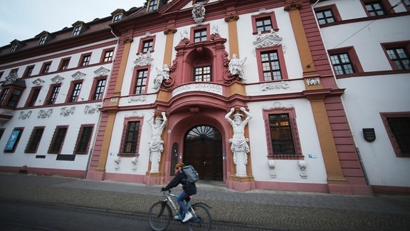 Ein Radfahrer fährt an der Staatskanzlei Thüringen in Erfurts vorbei