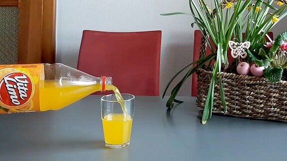 Vita Limo wird in ein Glas eingeschenkt