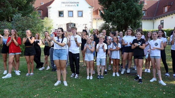 Thüringerin des Monats: Monique Termer -- junge Leute applaudieren vor dem Freizeitzentrum Pößneck.