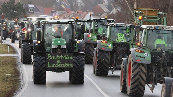 Landwirte fahren mit ihren Traktoren über die Bundesstraße 7. Mit der Aktion wollen die Landwirte gegen die derzeitige Agrarpolitik der Bundesregierung demonstrieren.