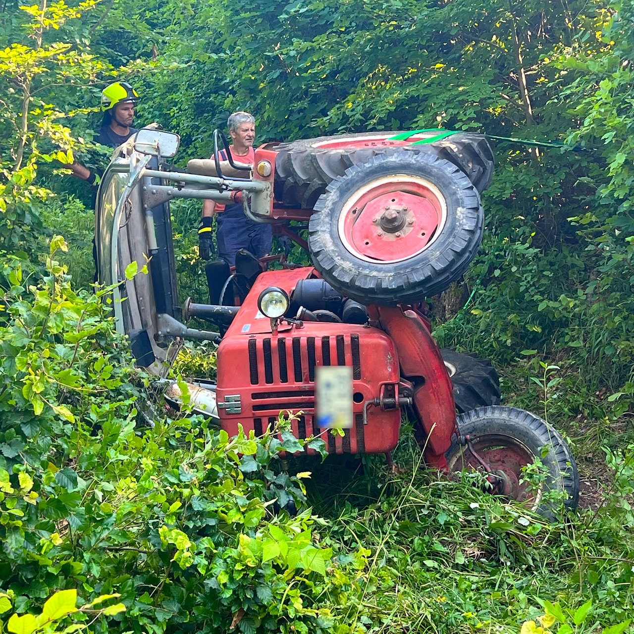 Nordthüringen: Traktor kippt im Wald um - Fahrer schwer verletzt