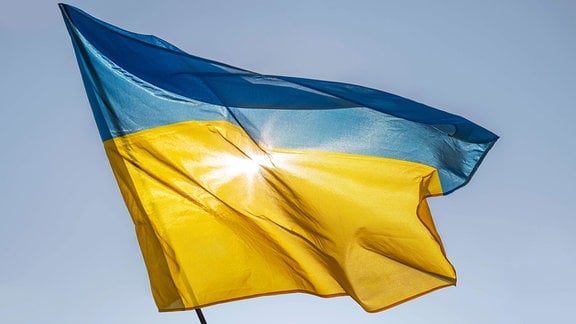 Ukrainische Flagge weht im Wind.