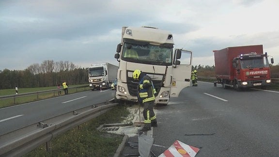 Lkw auf Leitplanke