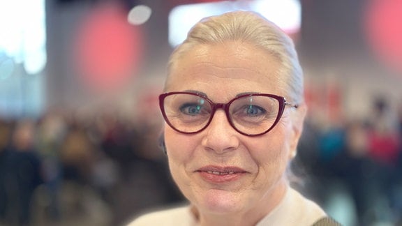 Eine ältere Frau mit Brille im Porträt