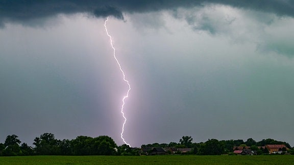 Ein Blitz leuchtet am späten Abend über der Landschaft im Landkreis Oder-Spree in Ostbrandenburg.