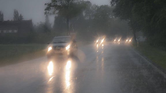 Autofahrt bei Starkregen, blendende Scheinwerfer im Gegenverkehr