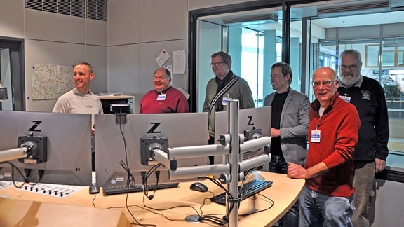 Sechs Männer bei Führung in einem Radiostudio von MDR THÜRINGEN 