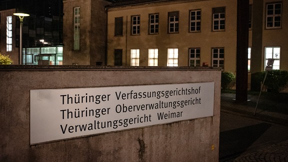 Der Thüringer Verfassungsgerichtshof bei Nacht - es brennt Licht in einigen Büros