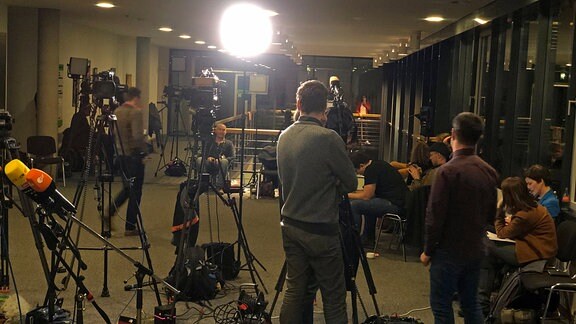 Journalisten warten im Flur des Thüringer Landtages